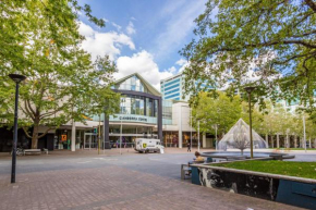 Dana-Spacious Private Room in Shared 2-Bedroom Apartment-1, Canberra